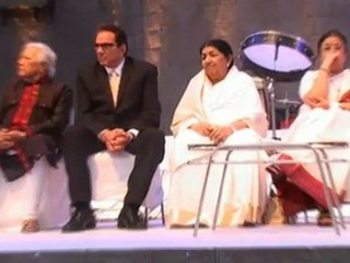 Dharmendra Gets Dinanath Mangeshkar Awards 2011