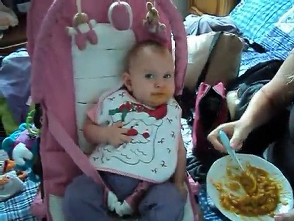Sara qui mange 2