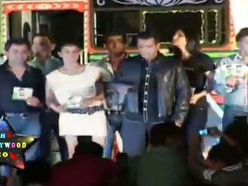 Hot Asin & Salman Khan Unviels Audio CD Of 'Ready' At Music Release