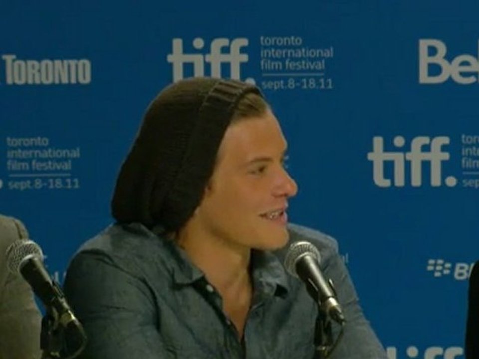 Xavier Samuel y Jamie Campbell- Anonymous