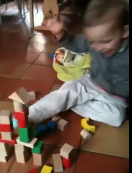 Adam fait un château