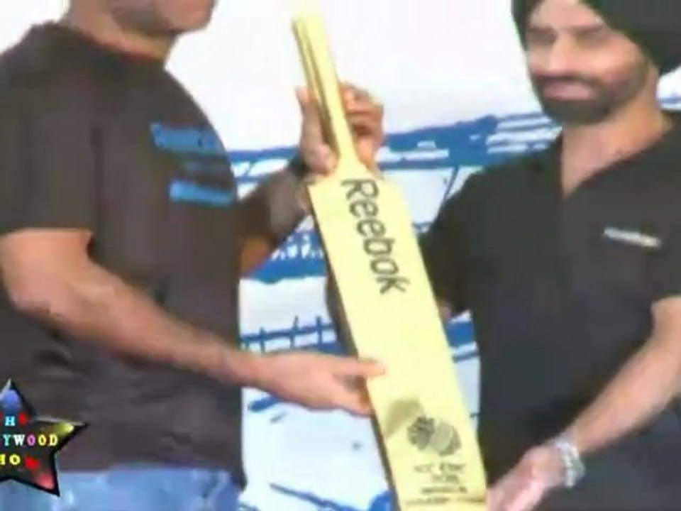 Dhoni,Harbhajan & Yuvraj Singh Honored with "Golden Bat" By Reebok