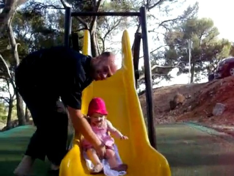 CHARLIE DECOUVRE LE TOBOGGAN !