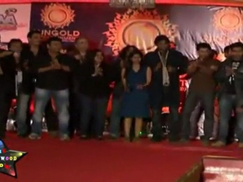 Hot Poonam Pandey Showing Of Her Cleavage Did Not Go Nude Though