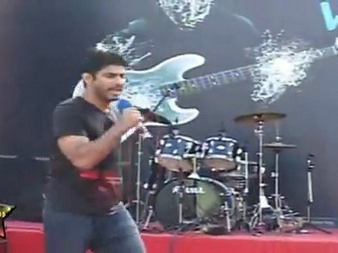 Vikas Bhalla Entertaining The People At Water Kingdom With His Rocking Performance