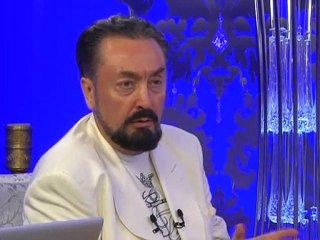 İslam'a zarar veren düşüncelerden biri de masum insanları bombalayıp asıp kesenler. Cihat, sevgi ve şefkatle İslam'ı anlatmaktır.