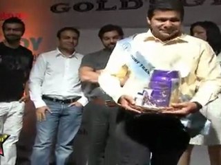 The Hot  Momma Aditi Govitrikar Giving aways The Gift Hamper To winners At Golds Gym