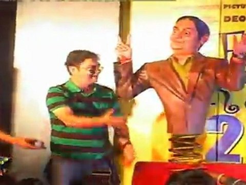 Vinay Pathak With His Amazing Waz Statue At Phoenix Mills