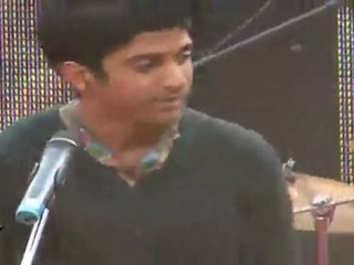 Farhan Akhtar & Aditi Sharma Performs Cold Plays "Yellow" At Fun In The Sun Concert