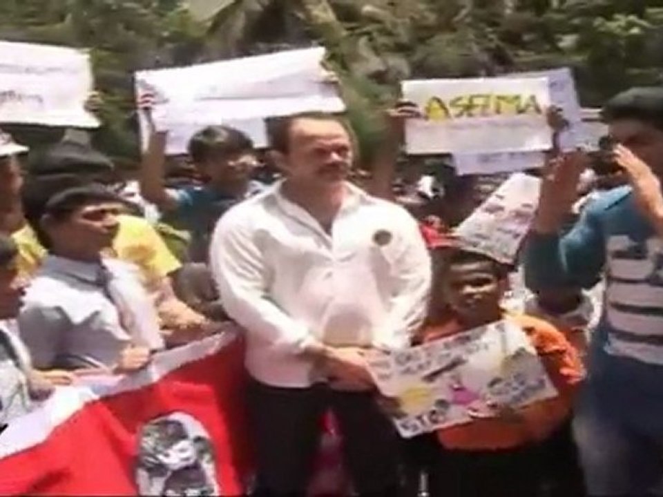 Stanley Ka Dabba Team Creates Awareness At Lokhandwala Area With NGO's