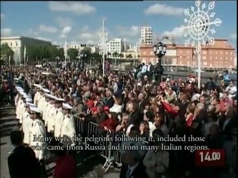 08.05.10 St Nicholas goes to sea, many people from Bari behind the barriers