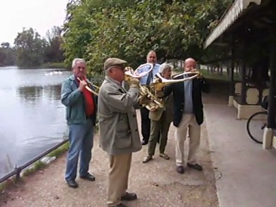 "Les Adieux des maîtres"  interprêtés par le cercle des "Sonneurs du Bois de Boulogne"