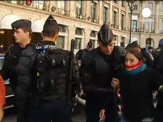 Accolto dalle proteste il presidente ruandese Kagame in...