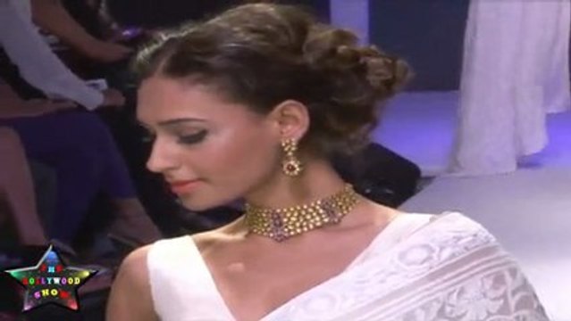 Sexy Babe Walks On Ramp In White Saree At IIJW 2011 Third Day