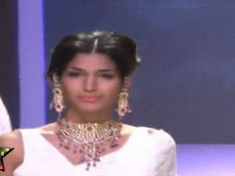 Hot & Sexy Babes In White saree Dazzles In Gold At IIJW 2011 Third Day