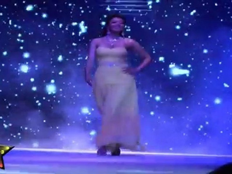 Hot & Sexy Babe Ishita Shows her Sexy Waist & Bare Back  At IIJW 2011