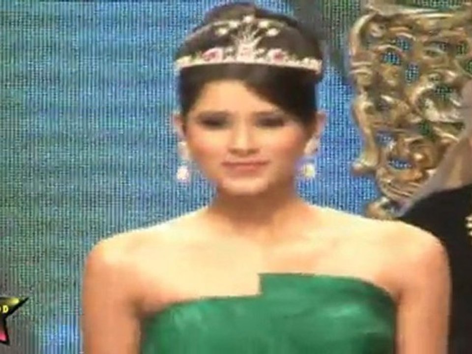 Sexy Babes Parul Throws Sexy Looks At IIJW 2011