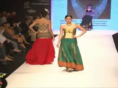 Hot Babe Netra & Aanchal Kumar Walk On Ramp At IIJW 2011 Third Day