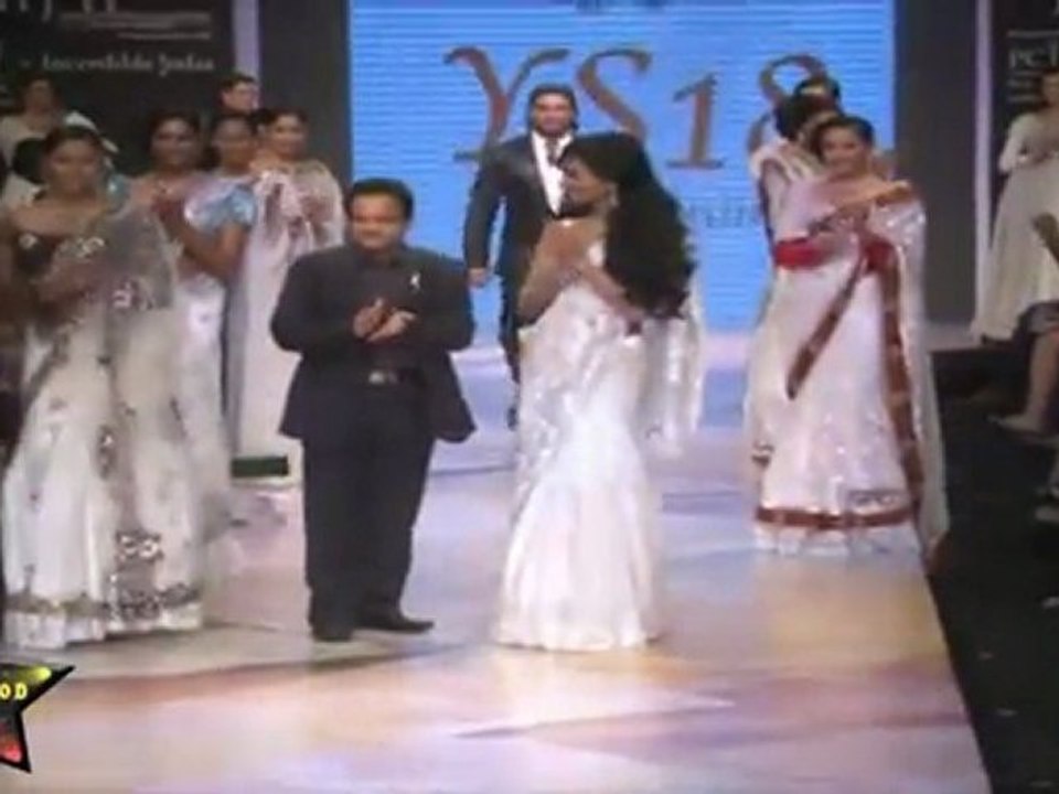 Most Hot & Sexy Sultry Babe Sonam Chouhan Walks Tha Ramp At IIJW 2011 Third Day