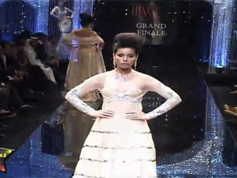 Diamond Studdes Babes Shows Her Sexy Waist At IIJW Grand Finale 2011
