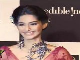 Hot Sonam Kapoor Shows Her Sexy Cleavage At IIJW Grand FInale 2011