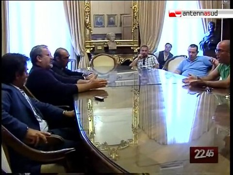 TG 19.08.10 Chiusura lungomare di Bari, Emiliano incontra i commercianti