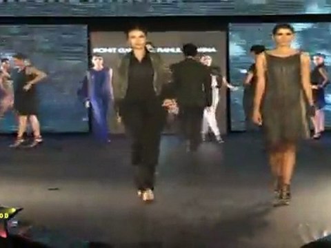Dashing Ranveer Singh Walks In Ramp At Swarovski Gems Fashion Show