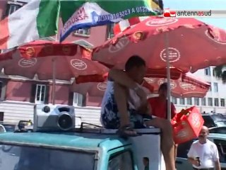 TG 14.07.11 Ambulanti del lungomare bloccano traffico e incendiano rifiuti