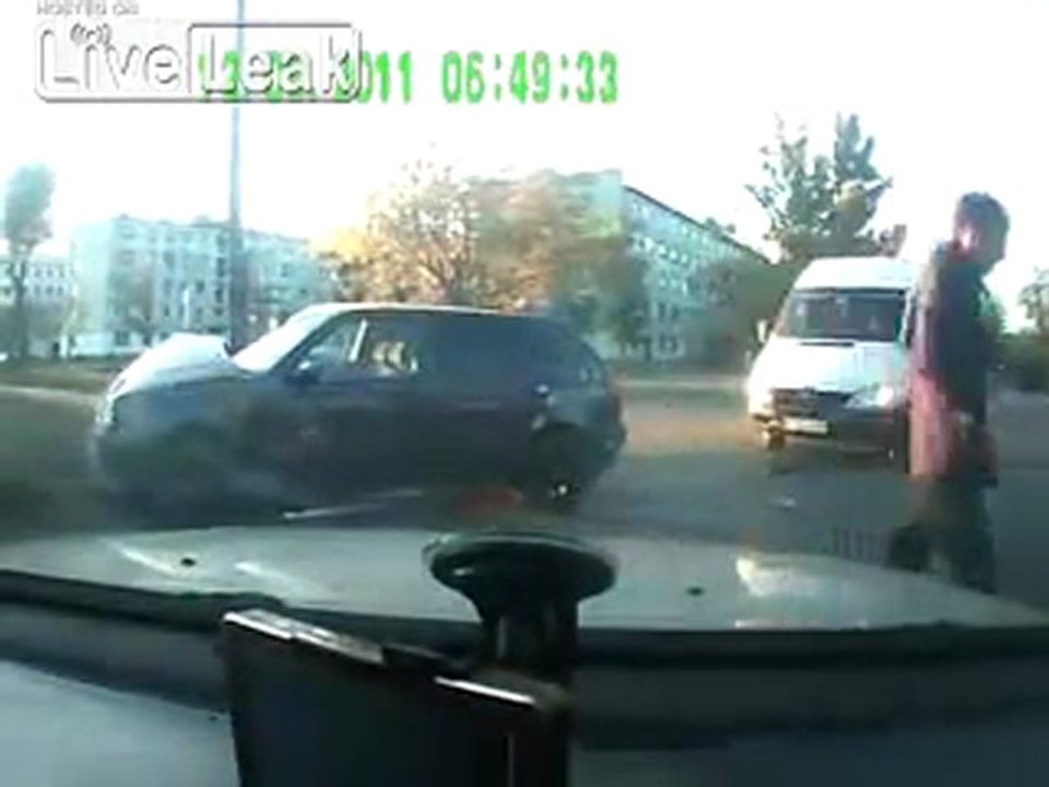 Zwei Vehicle Accident in Russland, Kollisions-und Roll-Over an der Kreuzung - (12. September 2011)
