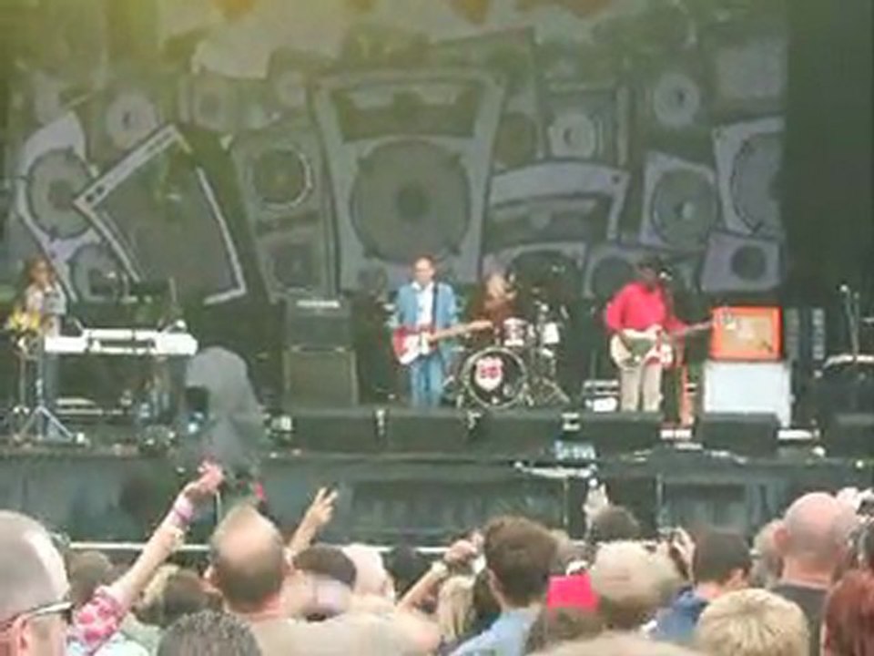 BIG AUDIO DYNAMOTE "E=MC2" Bestival 2011.