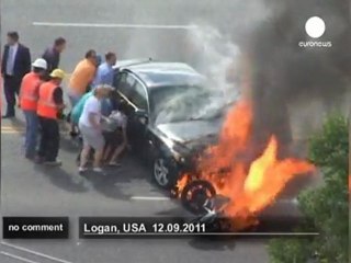 Скачать видео: Un motard sauvé in extremis aux Etats-Unis - no comment