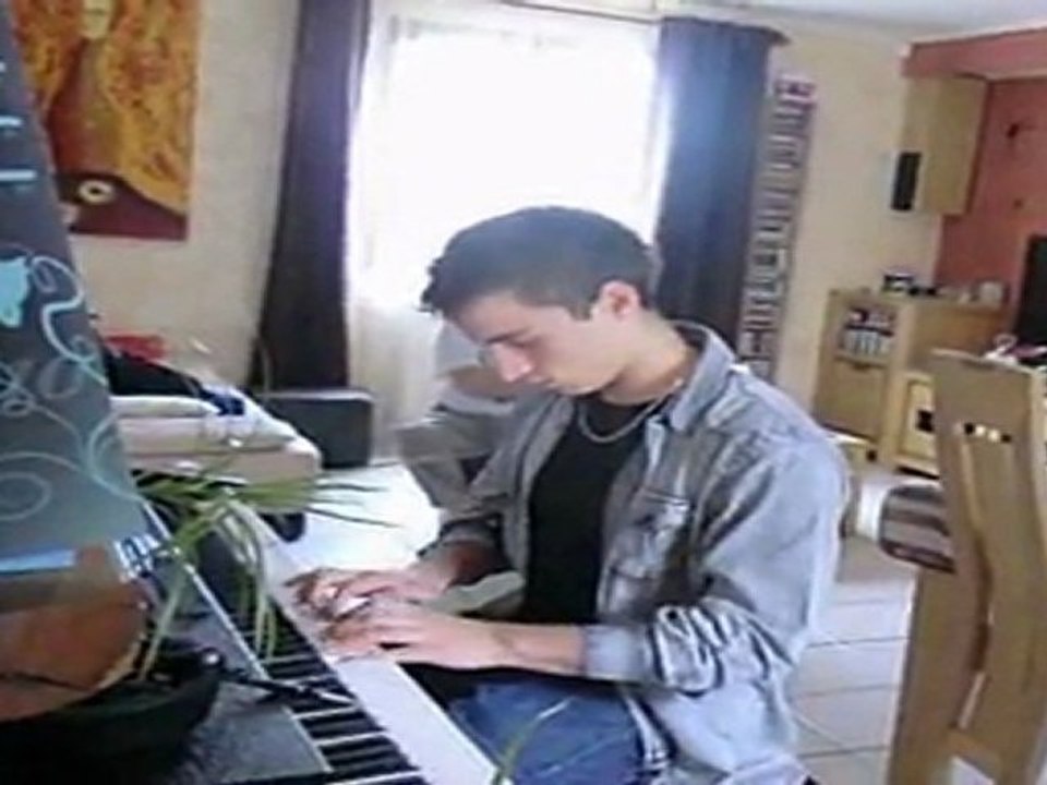 Antoine au piano