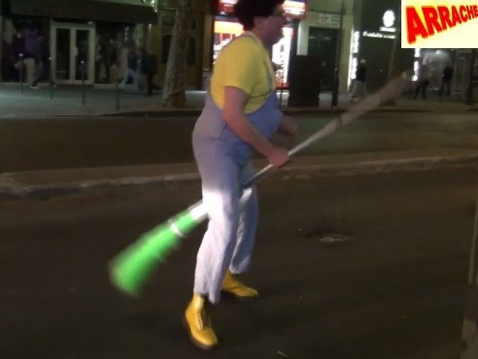 Avec ARRACHE.TV, COLUCHE marche dans la nuit noi-arrrrr !