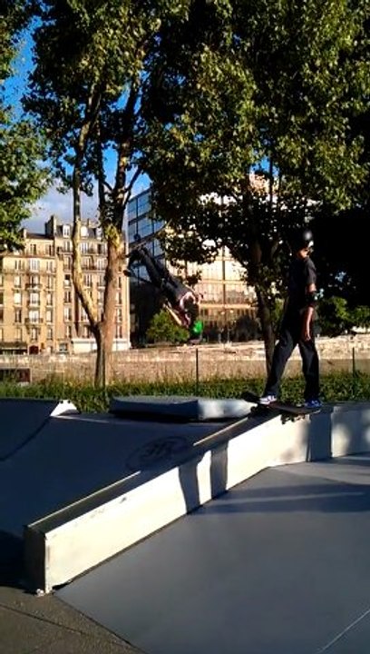 trotinette freestyle :premier essais de backflip pour Matis 11 ans