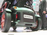 Renault expose Twizy, un nouveau modèle moitié scooter, moitié voiture bi-place, totalement électrique (autonomie de 100 km), qui sera commercialisé fin 2011 à partir de 6990 euros