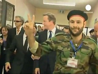Sarkozy y Cameron visitan Libia para apoyar la transición