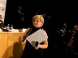 Une féministre topless contre Paris Hilton