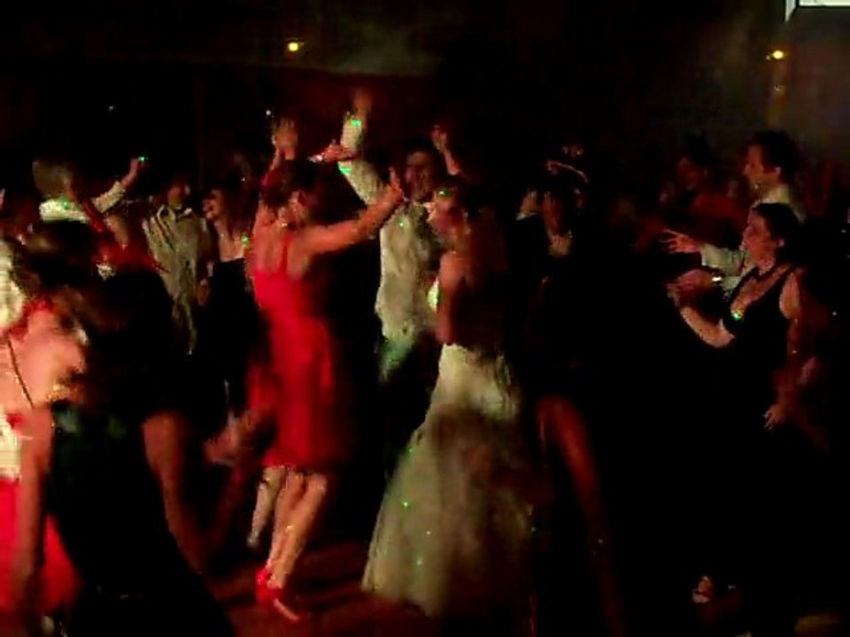 Fin du Flashmob LMFAO pour le mariage d'Emilie & Jon : c'est le feu sur la piste de danse !
