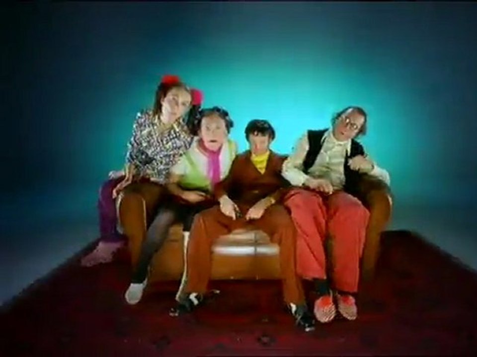 Les Voyageurs du temps -La télé sur canapé_