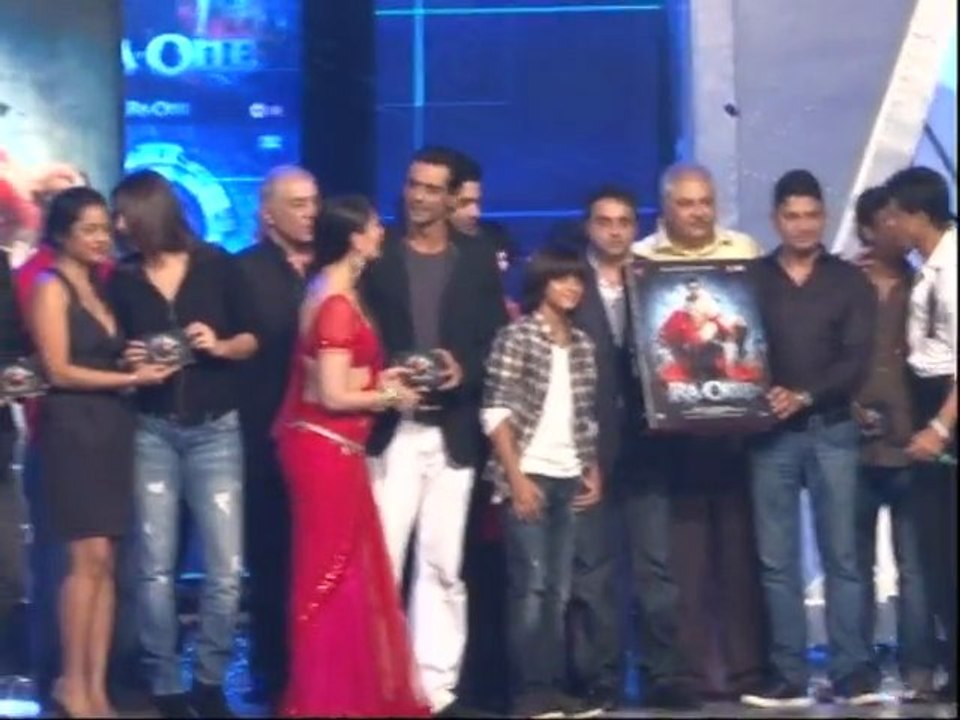 Kareena Kapoor Gets Sandwiched Between Shahrukh and Salman Khan - Latest Bollywood