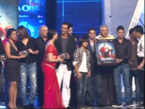 Kareena Kapoor Gets Sandwiched Between Shahrukh and Salman Khan - Latest Bollywood