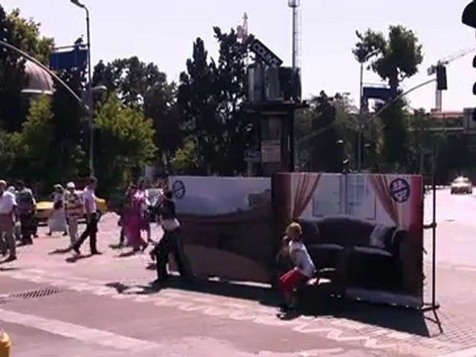 Yaya Geçidinde Kamera Şakası !