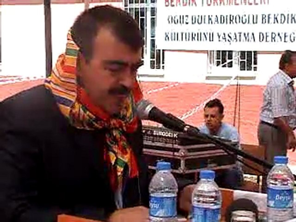 Konya ereğli bekdikleri dernek başkanı doktor ali sayar şölenlerinde açılış konuşması yapıyor