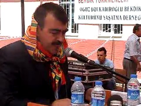 Konya ereğli bekdikleri dernek başkanı doktor ali sayar şölenlerinde açılış konuşması yapıyor