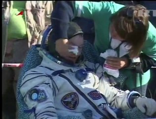 Cápsula Soyuz con tres tripulantes vuelve a la Tierra