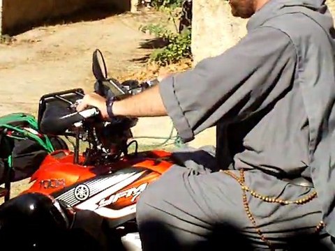 tour de corse en quad , pere baudoin fait du quad