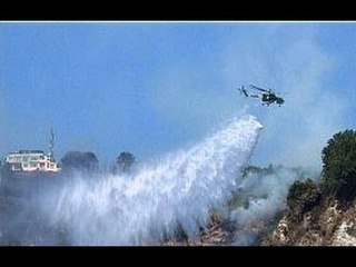 Napoli - Incendio ai Camaldoli, vigili in azione