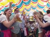 Monaco di Baviera: botti stappate all'Oktoberfest
