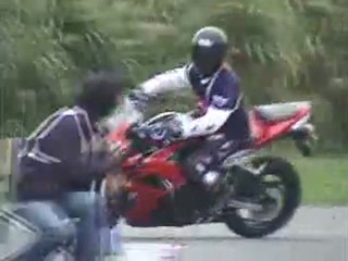 Você pilota moto!!!!Como esse cara não.........