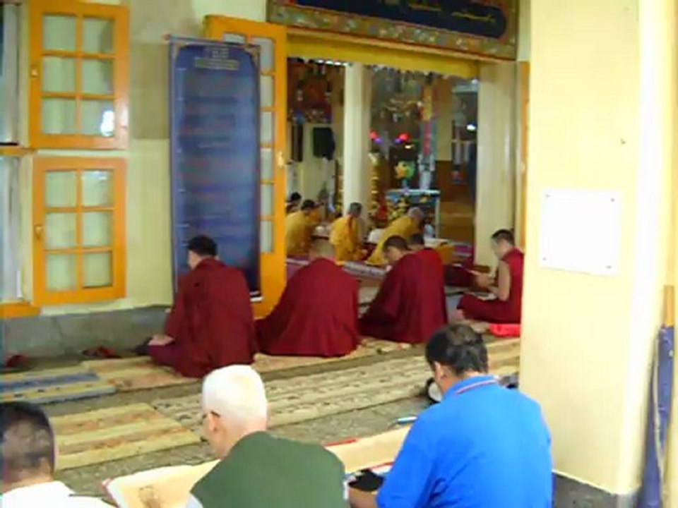 des prières au temple du dalaï-lama (mcleod ganj 2011)
